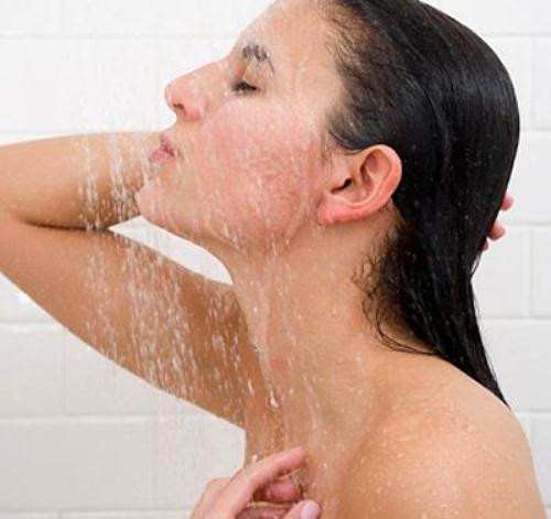 Tắm. Bước đầu tiên để điều trị mụn cơ thể là tắm rửa sạch để chống vi khuẩn. Sử dụng các loại xà phòng chống vi khuẩn, các loại tẩy tế bào da chết chứa axit glycolic hoặc axit hydroxyl alpha. Bạn hãy cố gắng tránh các loại xà phòng có chứa nhiều mùi thơm vì nó có thể làm trầm trọng thêm cho làn da của bạn.