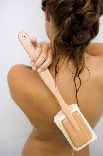 Tẩy tế bào chết. Để đối phó và ngăn ngừa mụn, bạn nên thường xuyên tẩy tể bào da chết. Cách này sẽ thúc đẩy tăng trưởng da mới và giữ cho lỗ chân lông sạch sẽ. Sau khi tẩy tế bào chết, hãy nhớ sử dụng kem dưỡng ẩm không mùi để tránh da bị quá khô và sau cùng là bôi các loại kem trị mụn.