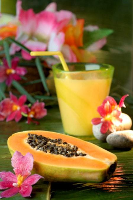 Đu đủ. Loại quả này có chứa một loại enzyme có khả năng đẩy nhanh quá trình phân hủy protein. carbohydrates và chất béo trong cơ thể. Ăn đu đủ thường xuyên giúp thúc đẩy quá trình trao đổi chất, đào thải kịp thời các chất béo dư thừa ra khỏi cơ thể cũng như cải thiện hệ tiêu hóa.