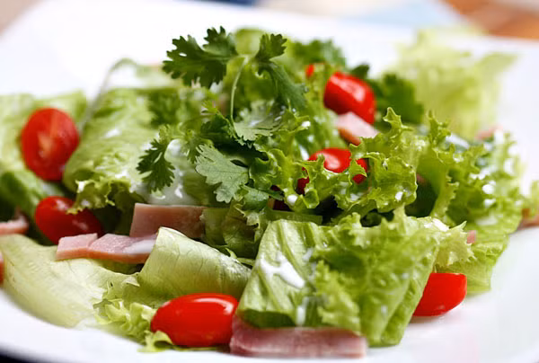 Xà lách. Hãy cố gắng bổ sung vào thực hơn mỗi bữa một món ăn được chế biến từ rau xà lách tươi. Món rau xà lách sẽ giúp cơ thể bạn cân bằng dinh dưỡng, đặc biệt là trong các bữa tiệc thừa chất béo. Rau xà lách rất giầu vitamin và khoáng chất. Chất xơ sẽ giúp bạn cảm thấy no nhanh hơn và do đó hạn chế được lượng thức ăn tiêu thụ.