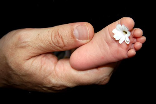 Hãy nhìn, nghe và tưởng tượng về một điều làm bạn thấy vui vẻ. Tập trung nghĩ về một vật khiến bạn hạnh phúc (có thể là khuôn mặt của chồng mình hay một bức tranh mà bạn yêu thích) sẽ làm giảm nhận thức về những cơn đau. Hoặc bạn cũng có thể nghe những bản nhạc hoặc tiếng nói dịu dàng, tiếng sóng biển nhẹ nhàng và tưởng tượng mình đang ở một nơi thư giãn. Điều đó sẽ rất hiệu quả.