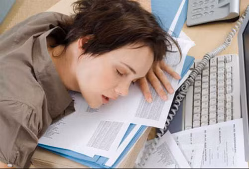 Sau khi đi làm về. Sau một ngày dài làm việc, mọi người đều cảm thấy mệt mỏi, khi đó lớp phấn trang điểm đã phai đi gần hết, đầu tóc cũng bết hơn, kém hấp dẫn, quần áo thiếu chỉn chu hơn buổi sáng và cơ thể không còn thơm tho. Đó là lý do vì sao thời điểm kết thúc ngày làm việc nằm trong 7 thời điểm phụ nữ thấy mình xấu nhất.