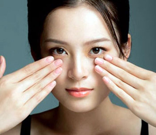 Quầng thâm quanh mắt. Ngủ không đủ giấc là nguyên nhân gây ra tình trạng quầng thâm trong mắt, nhưng tình trạng này cũng có thể do sự suy kiệt của thượng thận. Một chế độ ăn kiêng quá hà khắc chính là nguyên nhân khiến thượng thận làm việc kém hiệu quả.Để khắc phục vấn đề này, bạn nên ăn thực phẩm ít đường và tinh bột đường.