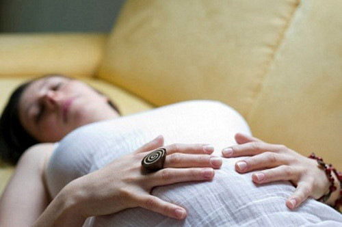 Sinh nở khó khăn hơn. Nhiều biến chứng có thể xuất hiện trong khoảng thời gian sắp sinh, chẳng hạn như nhau tiền đạo, phổ biến hơn ở các bà mẹ lớn tuổi. Phụ nữ trên 40 tuổi cũng có nhiều khả năng đau đẻ kéo dài hơn 20 giờ và chảy máu quá mức trong quá trình sinh con, và sau cùng họ cần một thời gian phục hồi sau khi sinh mổ nhiều hơn so với các bà mẹ trẻ tuổi.