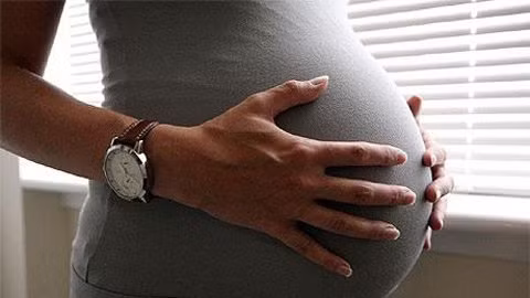 Nguy cơ ung thư. Mang thai lớn tuổi có liên quan đến việc tăng nguy cơ ung thư, đặc biệt là ung thư vú và buồng trứng.