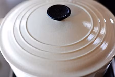 Một thói quen khác rất không tốt của các mẹ khi chế biến các món rau là cứ để rau trong nồi và đậy vung một lúc cho rau mềm. Làm thế không những mất chất dinh dưỡng của rau mà những chất không tốt từ nồi có thể ngấm vào nước và rau đấy mẹ nhé.