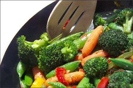 Sử dụng nồi nhôm hoặc inox để chế biến rau. Các mẹ hãy sử dụng nồi nhôm hoặc inox để chế biến rau cho bé, nhất là để luộc rau, tránh không sử dụng các loại nồi đồng. Chúng ta biết rằng, trong các món ăn cũng như rau đều có chứa một lượng axit nhất định. Mặc dù nồng độ cũng như hàm lượng kim loại bị thôi nhiễm không nhiều, tuy nhiên điều này cũng hoàn toàn không có lợi cho sức khỏe của bé.