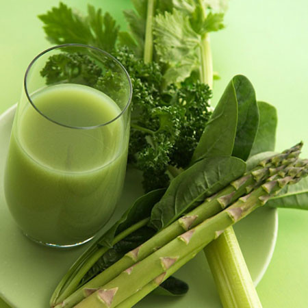 Trái cây không thay thế được rau củ. Nhiều mẹ có quan điểm sai lầm khi nghĩ con không thích ăn rau cũng không sao, có thể cho bé ăn bù bằng nhiều loại trái cây khác. Nhưng điều này là hoàn toàn không đúng. Ở rau xanh có chất xơ và các loại vitamin mà ở hoa quả không đủ để thay thế. Hãy lựa chọn hoa quả như một thực phẩm bổ sung chất dinh dưỡng bên cạnh rau xanh bổ dưỡng các mẹ nhé.