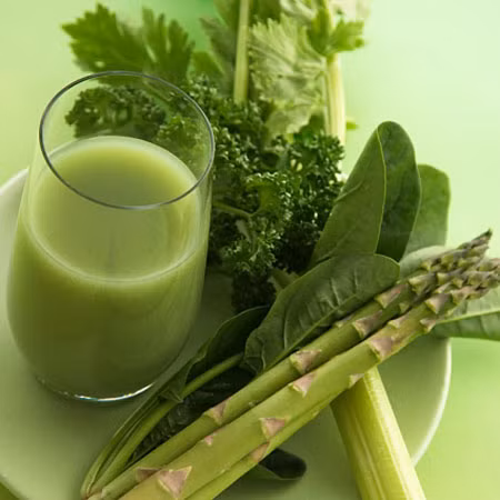 Trái cây không thay thế được rau củ. Nhiều mẹ có quan điểm sai lầm khi nghĩ con không thích ăn rau cũng không sao, có thể cho bé ăn bù bằng nhiều loại trái cây khác. Nhưng điều này là hoàn toàn không đúng. Ở rau xanh có chất xơ và các loại vitamin mà ở hoa quả không đủ để thay thế. Hãy lựa chọn hoa quả như một thực phẩm bổ sung chất dinh dưỡng bên cạnh rau xanh bổ dưỡng các mẹ nhé.