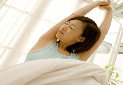 Khi vừa ngủ dậy. 69% phụ nữ cảm thấy kém hấp dẫn khi vừa ngủ dậy. Đầu tóc rối bời, mắt mở không lên, quần áo xộc xệch, chưa kể đến hơi thở nặng mùi…Hầu hết họ không muốn gặp người mình thích khi vừa ngủ dậy, phần lớn phụ nữ sợ đàn ông nhìn thấy họ trong trạng thái như vậy sẽ bị mất hình ảnh.