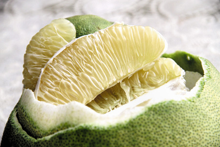 Hạt bưởi. Trái bưởi dường như không còn xa lạ với bất kì ai. Những hạt bưởi tưởng như bỏ đi lại có công dụng rất tốt cho tóc. Cho tất cả hạt bưởi vào 1 cái ly. Đổ nước ấm ngập chỗ hạt khoảng 1cm và để chừng 30 phút. Ly nước lúc này trở thành một hỗn hợp đặc sệt do chất nhờn từ hạt bưởi tiết ra. Bạn dùng hỗn hợp đó để xả tóc sau mỗi lần gội.