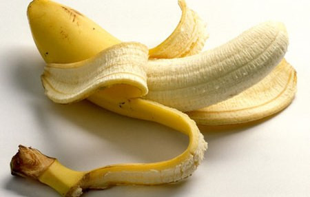 Vỏ chuối. Mặt nạ chuối chín và vỏ chuối này giúp tẩy trắng và làm sạch làn da tối ưu. Chúng cũng giúp đánh bật các vết thâm nám, mụn trứng da, giảm tình trạng ngứa da và da dầu… cho làn da trắng sáng và không có nhiều khiếm khuyết.