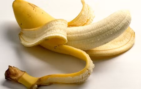Vỏ chuối. Mặt nạ chuối chín và vỏ chuối này giúp tẩy trắng và làm sạch làn da tối ưu. Chúng cũng giúp đánh bật các vết thâm nám, mụn trứng da, giảm tình trạng ngứa da và da dầu… cho làn da trắng sáng và không có nhiều khiếm khuyết.