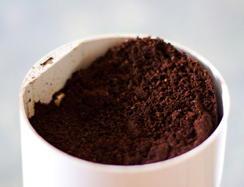 Bã cafe. Với những ly cafe mỗi sáng, sau khi dùng xong bạn đừng vội đổ bã cafe đi nhé. Bạn có thể úm-ba-la chúng trở thành mặt nạ dưỡng da vô cùng hữu ích. Bã cafe có tác dụng làm săn chắc da, hoặc được dùng như kem massage tẩy tế bào chết trên da, tái tạo tế bào mới.