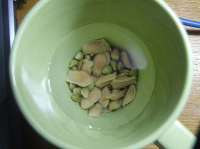 Ủ tóc bằng khăn ấm khoảng 15 phút rồi xả bằng nước lạnh (mát), và tóc bạn sẽ mềm mượt bất ngờ. Thực hiện 1-2 lần/tuần, chỉ sau 3 tuần bạn sẽ có mái tóc bóng mượt, thơm ngát tung bay đón gió.