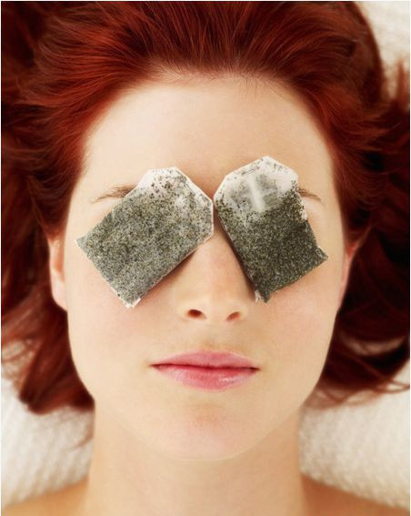 Túi trà cho đôi mắt sưng húp. Hãy sẵn sàng nói lời tạm biệt với đôi mắt sưng húp. Cho túi trà đã qua sử dụng vào trong tủ lạnh khoảng 15 phút. Sau đó, sử dụng nó như 1 miếng gạc cho đôi mắt đang bị sưng lên. Nước lạnh sẽ giúp thu nhỏ các mạch máu làm hình thành lên quầng mắt.