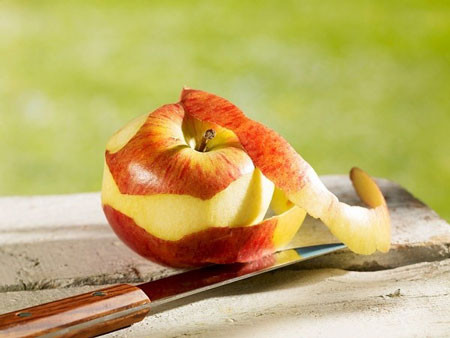 Vỏ táo giàu các vitamin làm tăng lưu thông máu đến da đầu là tác dụng tuyệt vời của vỏ táo/ Hơn nữa, nó còn rất hữu hiệu trong việc kích thích mọc tóc vì nó cũng bao hàm Polyphenol giúp chống lại vấn đề rụng tóc. Vỏ táo có thể làm cho tóc của bạn phát triển khỏe mạnh hơn và đầy sức sống. Những gì bạn cần làm là chà xát tóc của bạn với vỏ táo nghiền, để yên trong khoảng 15-20 phút và sau đó gội sạch.