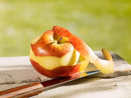 Vỏ táo giàu các vitamin làm tăng lưu thông máu đến da đầu là tác dụng tuyệt vời của vỏ táo/ Hơn nữa, nó còn rất hữu hiệu trong việc kích thích mọc tóc vì nó cũng bao hàm Polyphenol giúp chống lại vấn đề rụng tóc. Vỏ táo có thể làm cho tóc của bạn phát triển khỏe mạnh hơn và đầy sức sống. Những gì bạn cần làm là chà xát tóc của bạn với vỏ táo nghiền, để yên trong khoảng 15-20 phút và sau đó gội sạch.