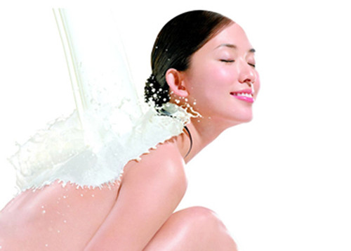 Trước khi sử dụng, bạn nên thử nước gạo trước lên cổ tay và để trong vòng 15 phút. Bước này sẽ giúp bạn tránh được trường hợp dị ứng nước gạo hi hữu. Chăm chỉ thực hiện cách này hằng ngày, chỉ sau 2 tuần, bạn sẽ phải ngạc nhiên với làn da mới của mình.