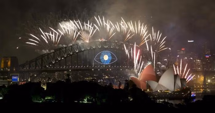 Màn pháo hoa rực rỡ trên nóc nhà hát Opera thu hút hàng ngàn người xem.