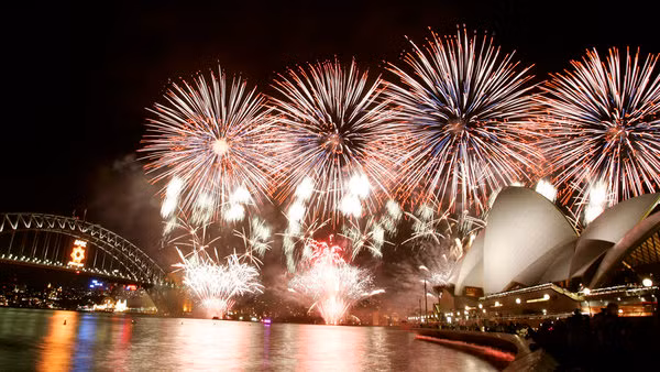 Clover Moore, thị trưởng Sydney cho biết: "Chúng tôi sẵn sàng để tổ chức đêm giao thừa tuyệt nhất thế giới trên bến cảng đẹp nhất thế giới với màn trình diễn có chủ đề "Shine" (Tỏa sáng), được đầu tư 5,4 triệu USD".