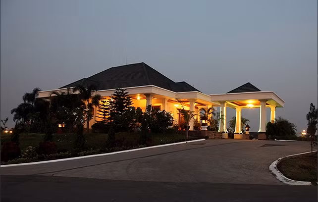 Tại Nay Pyi Taw không có nhiều khách sạn như ở cố đô Yangon, nhưng các đội tuyển bóng đá trong khu vực, trong đó có U23 Việt Nam vẫn được BTC ưu tiên đặc biệt. Khách sạn Royal Kumudara với tiêu chuẩn 4 sao chắc chắn đáp ứng đầy đủ điều kiện ăn, nghỉ.