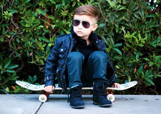 Cậu nhỏ này cực bụi với style áo da, giày quân đội.