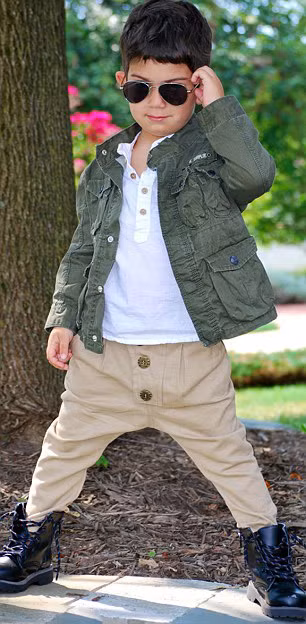 Cách phối đồ cực ngầu với áo và giày quân đội, thêm cặp kính đen khiến bé "nổi bần bật" trên phố.
