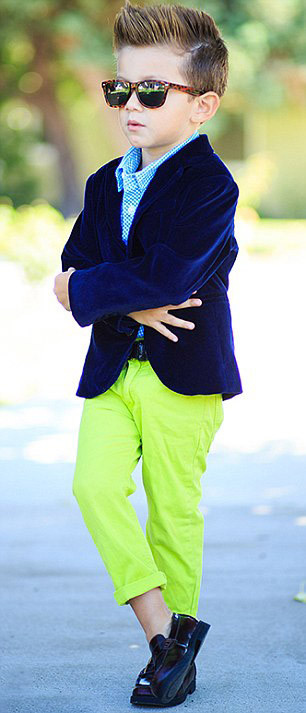 Style phong cách nhạc rock màu mè với quần màu xanh neol, áo vét nhung bên ngoài sơ mi và cặp kính cực sành điệu.