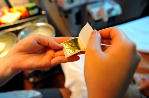 Từng miếng nhỏ mặt nạ được bảo quản cẩn thận, sau đó bóc ra...