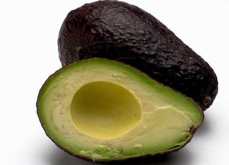 Quả bơ. quả bơ rất giàu calo. Bơ chứa chất béo đơn không bão hòa và hàm lượng protein cao nhất so với các loại quả khác, cao gần như tương đương với sữa. Một quả bơ có thể cung cấp cho bạn khoảng 370 calo. Vì vậy, nó là loại quả bạn nên ăn một cách dè xẻn khi đang trong quá trình ăn kiêng.