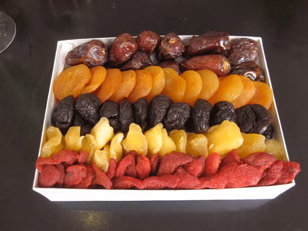 Trái cây khô. Trái cây sấy khô là loại thức ăn nhẹ tuyệt vời tuy chứa nhiều calo nhưng vẫn không gây hại cho sức khỏe. Tất cả chúng ta đều biết thức ăn nhanh là một trong những thực phẩm giúp tăng cân nhanh chóng nhất. Vì vậy, nếu bạn đang cố gắng giảm một vài cân, nhấm nháp trái cây sấy khô có thể khiến bạn tăng cân chóng mặt.