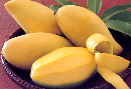 Quả xoài. Quả xoài Xoài được đánh giá là vua của các loại trái cây, bởi hương vị thơm và ngọt ngào. Đây cũng là nguồn tuyệt vời của vitamin A và C. Tuy nhiên đây cũng là loại trái cây có chứa hàm lượng calo cao. Nếu bạn ăn một quả xoài, bạn đã hấp thu vào cơ thể khoảng 100 calo. Vì vậy, đừng nên ăn nhiều xoài nếu bạn đang kiểm soát lượng calo khiến mình tăng cân.