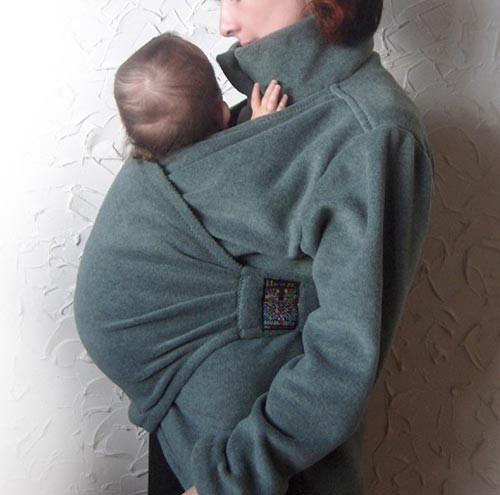 Áo khoác kiêm địu. Những ngày mùa đông tới cả mẹ và bé sẽ không lo bị lạnh với loại áo khoác "chuyên dụng" này.