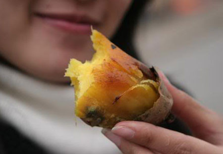 Khoai lang. Khoai lang là sự lựa chọn số một cho những người muốn giảm cân. Năng lượng có trong khoai lang rất ít, chỉ bằng 1/3 so với cơm và 1/2 so với khoai tây.