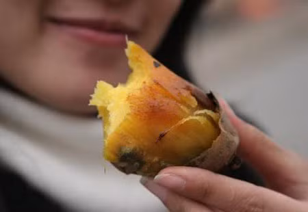 Khoai lang. Khoai lang là sự lựa chọn số một cho những người muốn giảm cân. Năng lượng có trong khoai lang rất ít, chỉ bằng 1/3 so với cơm và 1/2 so với khoai tây.