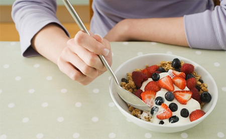 Lựa chọn một bữa ăn nhẹ lành mạnh trước mỗi bữa chính. Để giảm cân lành mạnh và nhanh chóng hãy lựa chọn một bữa ăn nhẹ lành mạnh trước mỗi bữa chính. Bạn có thể ăn một trái táo hoặc bơ 10 phút trước bữa ăn chính để giảm lượng thực phẩm tiêu thụ một cách tự nhiên.