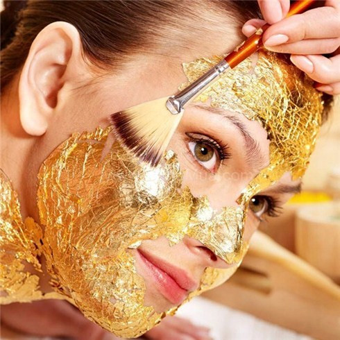 Phương pháp làm đẹp bằng mặt nạ vàng lá 24K được cho là giúp trắng da, ngăn chặn quá trình lão hóa.