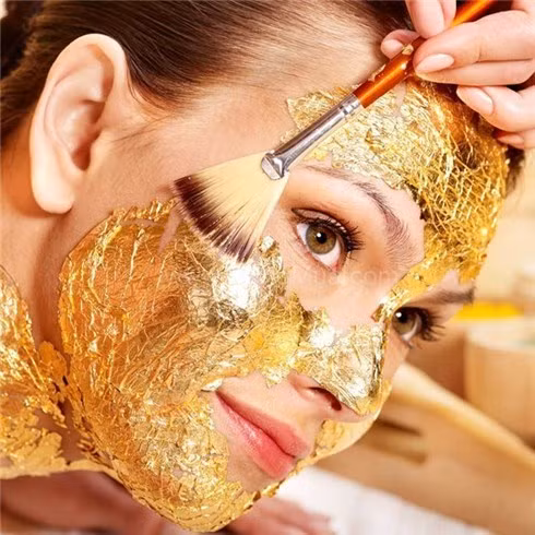 Phương pháp làm đẹp bằng mặt nạ vàng lá 24K được cho là giúp trắng da, ngăn chặn quá trình lão hóa.
