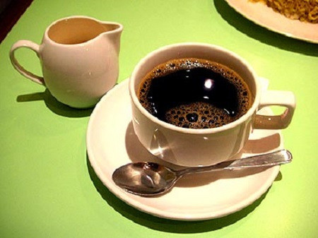 Cà phê: Cà phê rất giàu caffeine. Cung cấp quá nhiều caffeine cho cơ thể có thể dẫn đến kích thích hệ thần kinh trung ương. Theo nghiên cứu, mỗi 300 gram cà phê có chứa từ 50 đến 80 mg caffeine. Các bào thai rất nhạy cảm với caffeine. Caffeine có thể đi vào nhau thai và ảnh hưởng đến sức khỏe của thai nhi. Để bảo vệ bào thai, phụ nữ mang thai nên tránh uống cà phê.