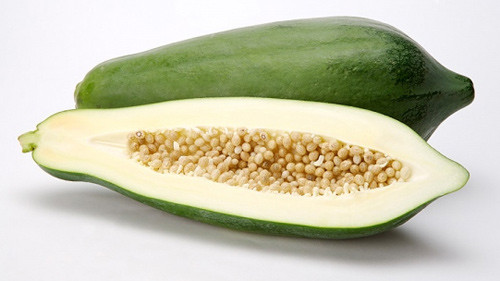 Đu đủ xanh. Rất nhiều nghiên cứu cho thấy đu đủ xanh hoặc chưa chín hẳn chứa rất nhiều enzymes và mủ, có thể gây nên sự co thắt tử cung với hậu quả là gây sảy thai. Hơn nữa, đu đủ xanh còn chứa prostaglandin và oxytocin là những chất mà cơ thể rất cần để khởi động cho giây phút ra đời của đứa trẻ. Vì thế, khi chưa đủ ngày đủ tháng để đứa trẻ ra đời, nếu ăn đu đủ xanh thì rất có thể mẹ bầu sẽ bị sảy thai.