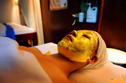 Với khoảng từ 1,8 đến 4 triệu đồng cho một lần đắp mặt kéo dài 90 đến 120 phút, da mặt sẽ được phủ một lớp vàng mỏng, được kết hợp với collagen nguyên chất hoặc tinh chất kén tằm vàng.