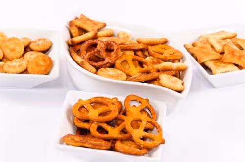 Quà vặt có vị mặn. Tập thể dục xong, bạn thường có cảm giác thèm ăn mặn để bổ sung kali vì cơ thể tiết ra nhiều mồ hôi. Nhưng thực tế, đồ ăn vặt có vị mặn thường chứa nhiều calo sẽ phá hỏng công sức tập luyện của bạn. Thay vào đó, bạn có thể dùng chuối hoặc trái cây sấy khô tự nhiên. Chuối là loại trái cây cung cấp lượng kali dồi dào cho cơ thể.