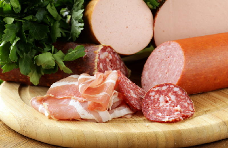 Các loại thịt đã qua chế biến: nhiều người sau khi tập thể dục rất thích ăn thịt. Trong các loại thịt đã qua chế biến có rất nhiều chất béo và muối bạn không nên ăn. Bạn có thể thử gà luộc với sandwich rất ít năng lượng và ngon.