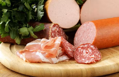 Các loại thịt đã qua chế biến: nhiều người sau khi tập thể dục rất thích ăn thịt. Trong các loại thịt đã qua chế biến có rất nhiều chất béo và muối bạn không nên ăn. Bạn có thể thử gà luộc với sandwich rất ít năng lượng và ngon.