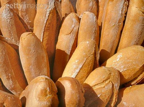 Bánh mì: chứa nhiều tinh bột khi vào cơ thể sẽ nhanh chóng chuyển thành đường. Bạn có thể thay bánh mì bằng bánh mì trắng.