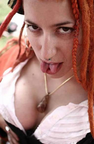 Xẻ lưỡi cũng có cách thức gần giống như nong tai. Đầu tiên phải bấm khuyên lưỡi, sau đó dần dần nới rộng cái lỗ ra, rồi buộc chỉ nha khoa hoặc chỉ câu vào phần thịt còn dính lại, cuối cùng cắt đứt phần đó.