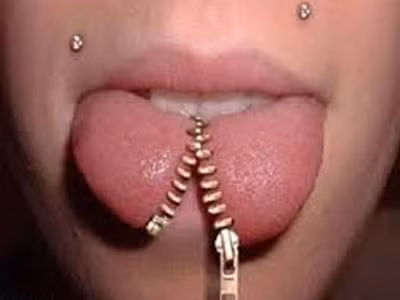 Một số dân chơi tới mức còn gắn cả khóa kéo vào lưỡi như thế này.