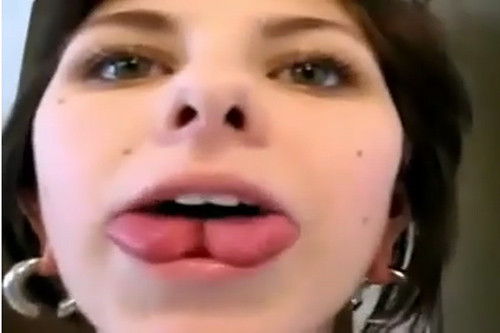 Ở Việt Nam số dân chơi dám thử nghiệm trò này chỉ có thể đếm trên đầu ngón tay. Hầu hết họ đều là dân "otaku" (tín đồ của truyện tranh và hoạt hình Nhật Bản), do hâm mộ mà làm theo.