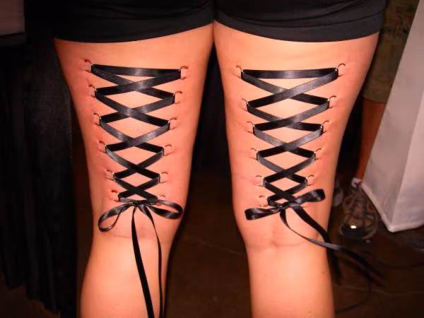 Thậm chí xỏ khuyên ở chân để thành một chiếc tất lụa gợi cảm.